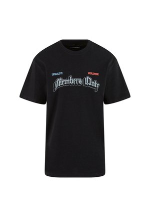 Zwarte katoenen T-shirt met korte mouwen, voorzien van witte en rode tekst "Members Only," "Upscale St." en "Worldwide" in contrasterende kleuren.