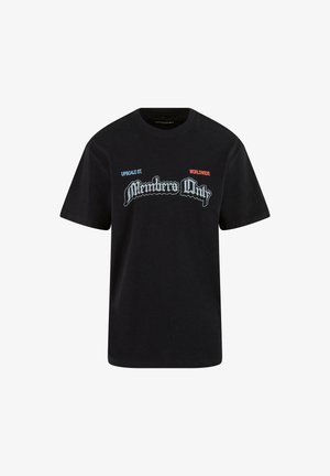 Čierne bavlnené tričko s krátkymi rukávmi, na ktorom sú biele a červené nápisy "Members Only," "Upscale St." a "Worldwide" v kontrastných farbách.