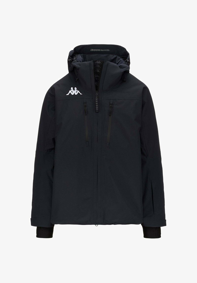 Giacca nera impermeabile con cappuccio, chiusura con zip, due tasche laterali e logo bianco sul lato sinistro del petto. Texture liscia e opaca.