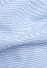 Tessuto azzurro chiaro con un fine motivo a righe regolari. Texture morbida, superficie liscia, materiale leggero che si drappeggia in pieghe delicate.