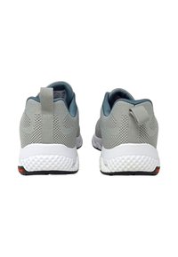 Scarpe da corsa in mesh grigio chiaro con colletto imbottito, linguetta e suola in gomma texturizzata bianca con accenti neri.