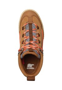 Chaussure de randonnée en daim marron avec des accents orange et gris, tige texturée, lacets ronds et semelle en caoutchouc. Présente la marque Sorel et un design de soutien.