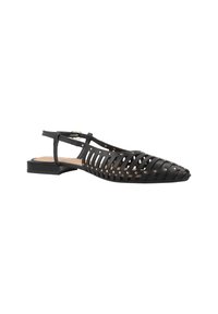 Zapato slingback de cuero negro con diseño trenzado, punta afilada, pequeño tacón cuadrado y acentos de tachuelas para un detalle adicional.