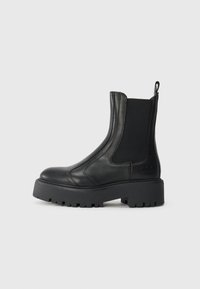 Bottines en cuir noir avec des panneaux élastiques sur les côtés, un bout arrondi et une semelle en caoutchouc texturée épaisse. Comprend une languette à l'arrière.
