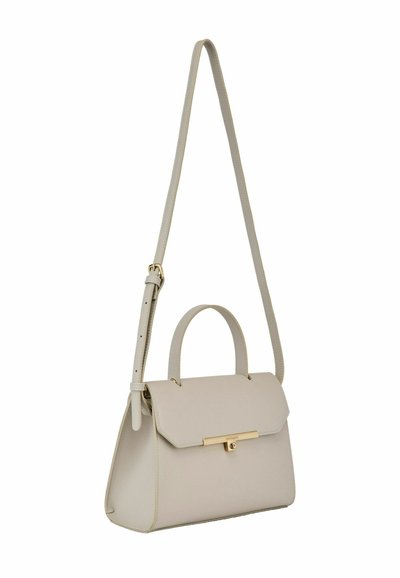 Kremasta strukturirana torbica z zgornjim ročajem, nastavljivim ramenskim trakom in zaponko v zlati barvi.