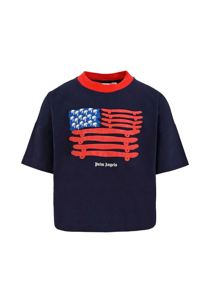T-shirt à manches courtes bleu marine avec col rouge, présentant un design graphique d'un drapeau aux couleurs bleu, blanc et rouge, et le texte "Palm Angels".