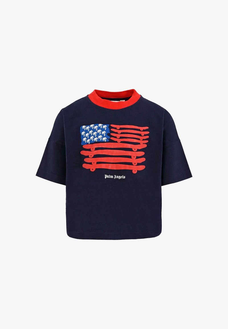 T-shirt corta blu navy con colletto rosso, caratterizzata da un design grafico di una bandiera nei colori blu, bianco e rosso, e la scritta "Palm Angels".