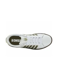 Sneaker bianca con strisce verde oliva, con lacci frontali, suola in gomma e colletto imbottito. Presenta il logo K-Swiss sulla linguetta e sulla soletta.