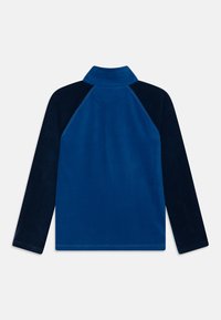 Flis puloverjakna z enotno modro telo, temno modrimi raglan rokavi, ovratnikom in mehkobo. Preprost dizajn, brez vzorcev ali kovinskih detaljev.