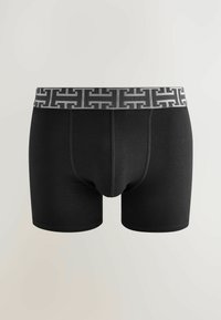 Boxeri negri pentru bărbați, cu un brâu elastic cu model gri, având un design cu logo repetat. Material neted și formă ajustată.