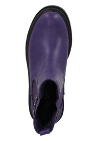 Botín de piel morado hasta el tobillo con punta redondeada, paneles laterales elásticos y suela de goma negra. El interior presenta un forro suave.