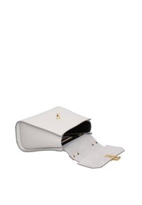 Borsa a tracolla in pelle bianca con una forma strutturata, hardware dorato e un interno morbido in suede. Presenta una chiusura a scatto e diversi scomparti.