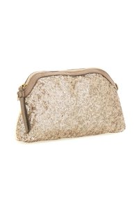 Piccola borsa a mano beige coperta di paillettes con cerniera superiore e rifiniture in pelle su sfondo bianco.