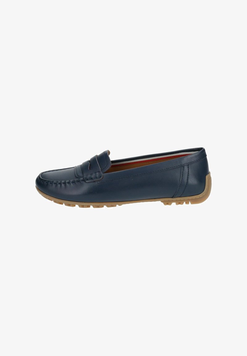 Marineblaue Lederloafer mit einem gestickten Vorderdesign, horizontalem Akzentriemen und einer braunen Gummisohle mit strukturierten Griffmustern.