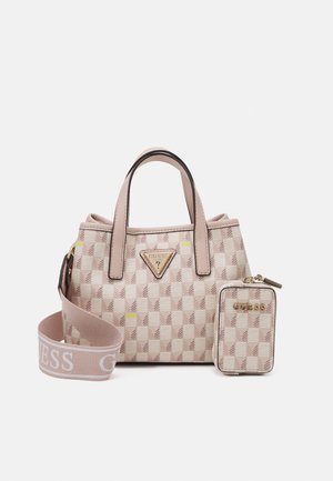 Sac à main rose clair avec un motif à carreaux, accents dorés, double anses supérieures, bandoulière amovible et pochette assortie attachée.
