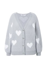Cardigan grigio chiaro e peloso con motivi a cuore bianchi e bottoni a forma di cuore sul davanti, dotato di scollatura a V e maniche lunghe.