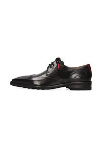 Scarpa di pelle nera con punta affilata, perforazioni decorative, design con lacci e dettagli rossi sul tallone per un tocco in più.