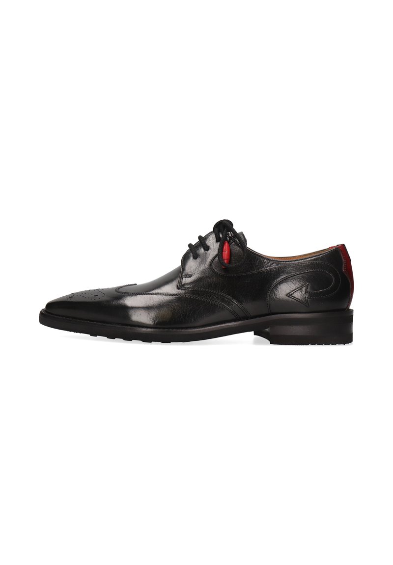 Scarpa di pelle nera con punta affilata, perforazioni decorative, design con lacci e dettagli rossi sul tallone per un tocco in più.