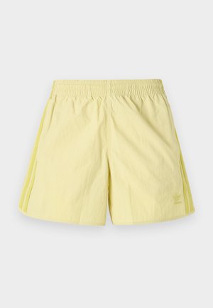 Geel sportshorts met een elastische tailleband, voorzien van drie zijstreepjese in een lichtere tint, en een klein logo aan de onderste linkerkant.