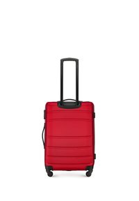 Maleta rígida roja con superficie texturizada, cuatro ruedas negras, un mango retráctil y un asa lateral para facilitar el transporte.