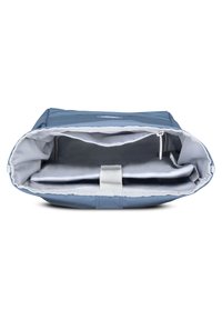 Kék szövet táska széles nyílással, szürke belső térrel és cipzáras rekesszel. Fehér pánttal rendelkezik a tartalom biztosításához.