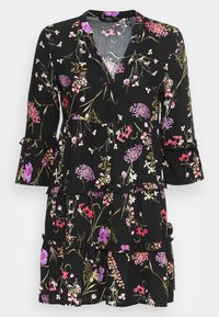 Musta kukallinen mekko kolmoistasoilla, jossa on violetteja, vaaleanpunaisia ja valkoisia kukkia. V-pääkallo, kolmannen neljänneksen hihat ja röyhelökoristeet.