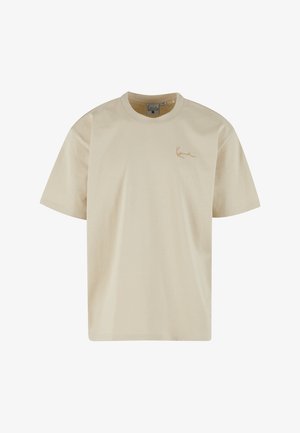 Bézs, rövid ujjú pamut póló, finoman hímzett logóval a bal mellrészen és klasszikus kerek nyakkivágással.