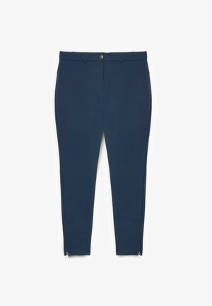 Granatowe dopasowane spodnie o gładkiej teksturze, z zapięciem na guziki, kątowymi kieszeniami z przodu i zamkami błyskawicznymi przy kostkach.