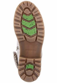 Semelle de chaussure en caoutchouc brun avec des accents verts et un design de semelle texturé. Elle présente un dessus de beige clair avec une garniture en fausse fourrure. Marque Remonte visible.