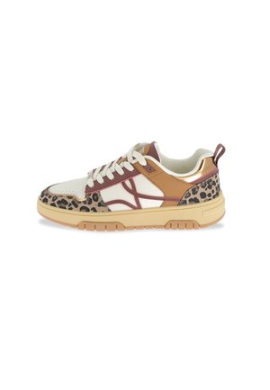 Sneakers with a white leather base, brown leather accents, and a leopard print heel. Features a cream rubber sole and white laces.