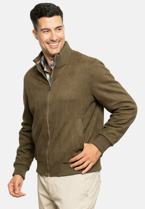 Chaqueta bomber verde oliva hecha de un material suave similar al ante. Presenta un cierre de cremallera en el frente, puños acanalados y bolsillos laterales. Diseño clásico y aerodinámico.