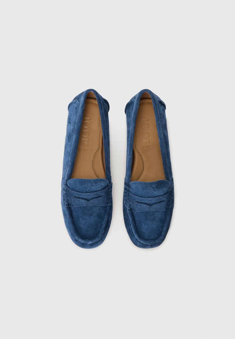 Blaue Wildleder-Loafer mit einem Mokassin-Design, das mit Nähdetails versehen ist und einer Innensohle aus hellbraunem Leder. Keine weiteren Akzente oder Verzierungen vorhanden.