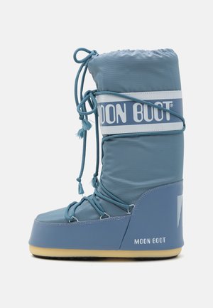 Stivale da neve blu impermeabile con punta arrotondata, chiusura regolabile con lacci e dettaglio del logo. Materiale morbido con suola testurizzata e parte superiore imbottita.