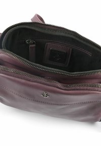 Borsa in pelle di un tono viola scuro con più scomparti con cerniera e una fodera in tessuto nero, con un piccolo dettaglio a forma di ancora in metallo.