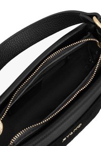 Borsa in pelle nera con superficie strutturata, zip dorata e foderatura in tessuto. Dotata di un manico singolo e compartimento interno.