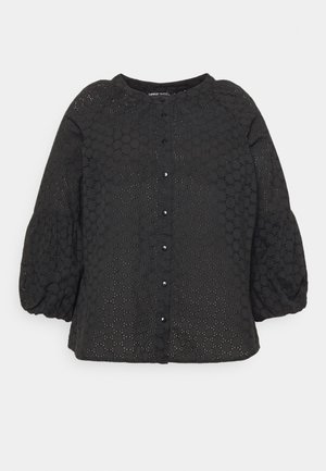 Zwarte blouse met knopen van oogletstof, ronde halslijn en pofmouwen van 3/4 lengte met elastische boorden.