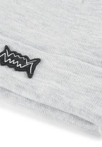 Bonnet en tricot gris avec un ourlet replié et un logo noir brodé avec un motif en zigzag. Texture douce avec une finition lisse.