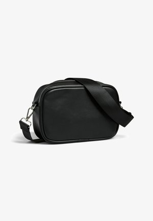 Sac à épaule rectangulaire noir en cuir lisse, avec fermeture éclair, sangle en tissu réglable et quincaillerie en métal argenté.