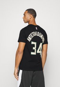 Nike Performance NBA GIANNIS ANTETOKOUNMPO MILWAUKEE BUCKS TEE - T-shirts print - black