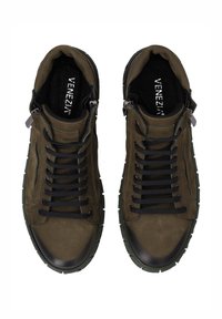 Zielone skórzane sneakersy z czarnymi sznurówkami, okrągłym nosem, textured sides i srebrnymi akcentami. Gumowa podeszwa z wzorem antypoślizgowym.