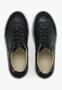 Czarne skórzane sneakersy z zaokrąglonym noskiem, teksturowanymi bocznymi panelami, płaskimi sznurowadłami i szarym gumowym spodem. Wnętrze wykończone miękką podszewką.