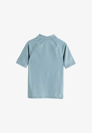 Koszulka ochronna z krótkim rękawem w jasnoniebieskim kolorze, z płaskimi szwami i stojącym kołnierzem, wykonana z gładkiego, elastycznego materiału zapewniającego komfort i swobodę ruchów.