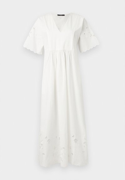 Robe midi blanche avec col en V, manches courtes festonnées, taille froncée et broderie florale ajourée sur les manches et l'ourlet.