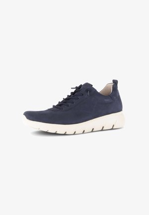 Donkerblauwe casual sneaker met vetersluiting aan de voorkant, beige gevoerde binnenkant en dikke witte zool met diepe groeven.