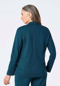 Teal blazer met lange mouwen en een getailleerde pasvorm. Kenmerkt zich door een gesneden kraag en een gladde textuur, gezien van de achterkant met een eenvoudige naaddetail.