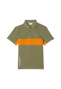 Olivengrøn polo skjorte med korte ærmer, prydet med en markant orange vandret stribe og et lille grønt Lacoste-logo på brystet.