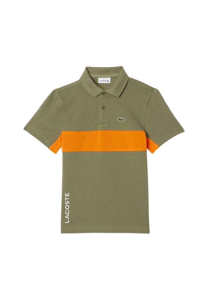 Olivengrøn polo skjorte med korte ærmer, prydet med en markant orange vandret stribe og et lille grønt Lacoste-logo på brystet.