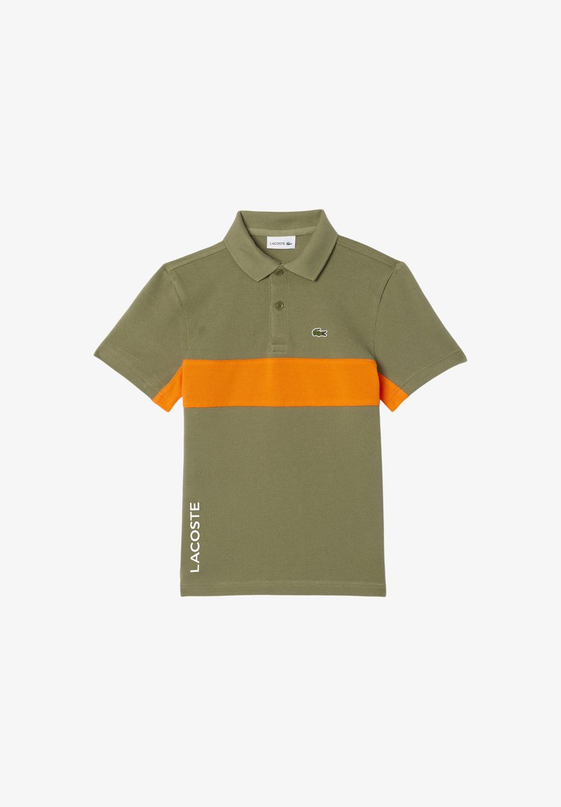 Olivengrøn polo skjorte med korte ærmer, prydet med en markant orange vandret stribe og et lille grønt Lacoste-logo på brystet.