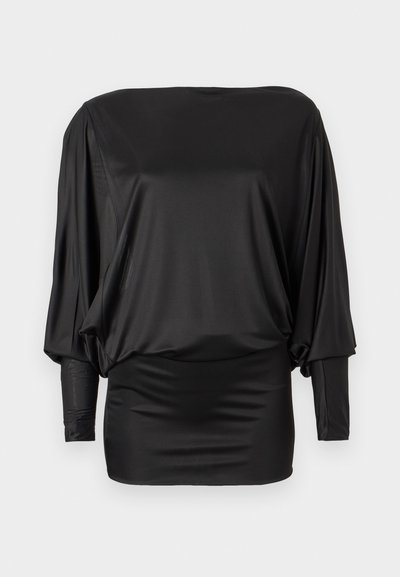 Μαύρο τοπ με μακριά μανίκια, κατασκευασμένο από απαλό, ελαστικό ύφασμα. Διαθέτει χαλαρή σιλουέτα και σχέδιο λαιμόκοψης σκάφους, με πιέτες στα μανίκια.