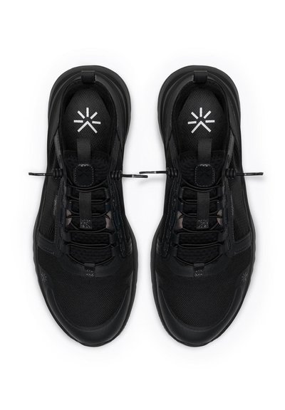 Crne atletske cipele s mrežastim gornjim dijelom, reflektirajućim detaljima, elastičnim vezicama i obloženim crnim potplatom. Logo prikazan na jeziku cipele.